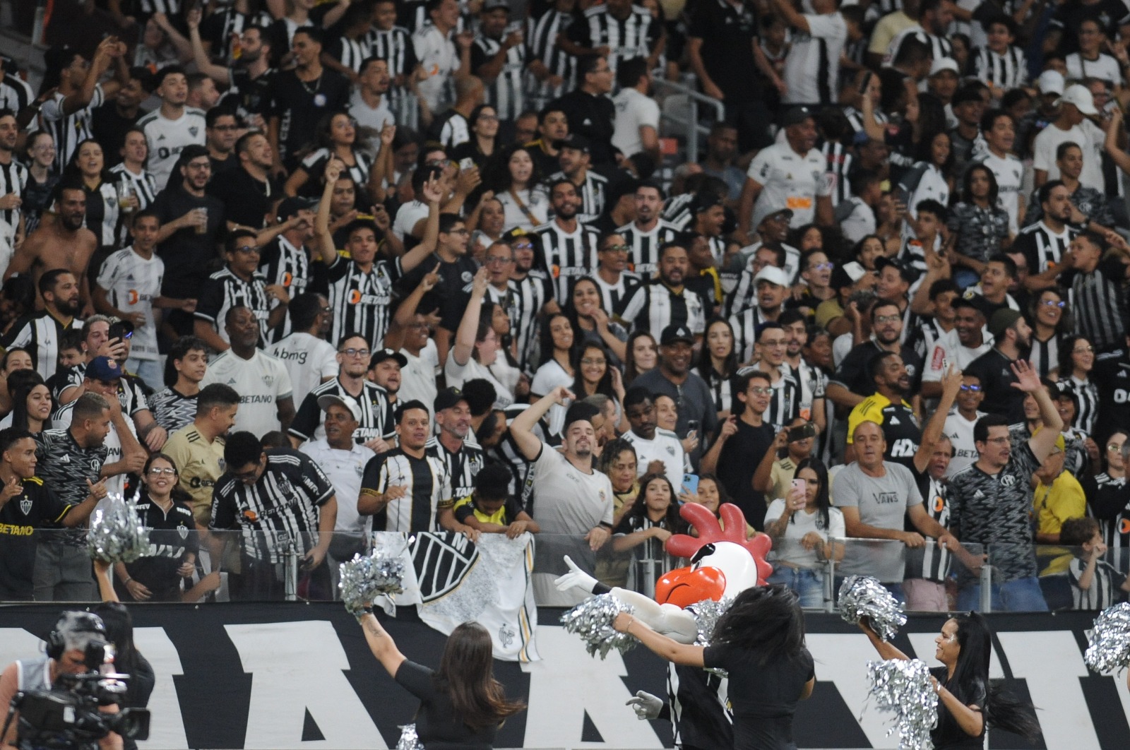 Torcedores do Atlético festejam com o Galo Doido antes de duelo contra o Athletic no Mineirão (foto: Alexandre Guzanshe/EM/D.A Press)