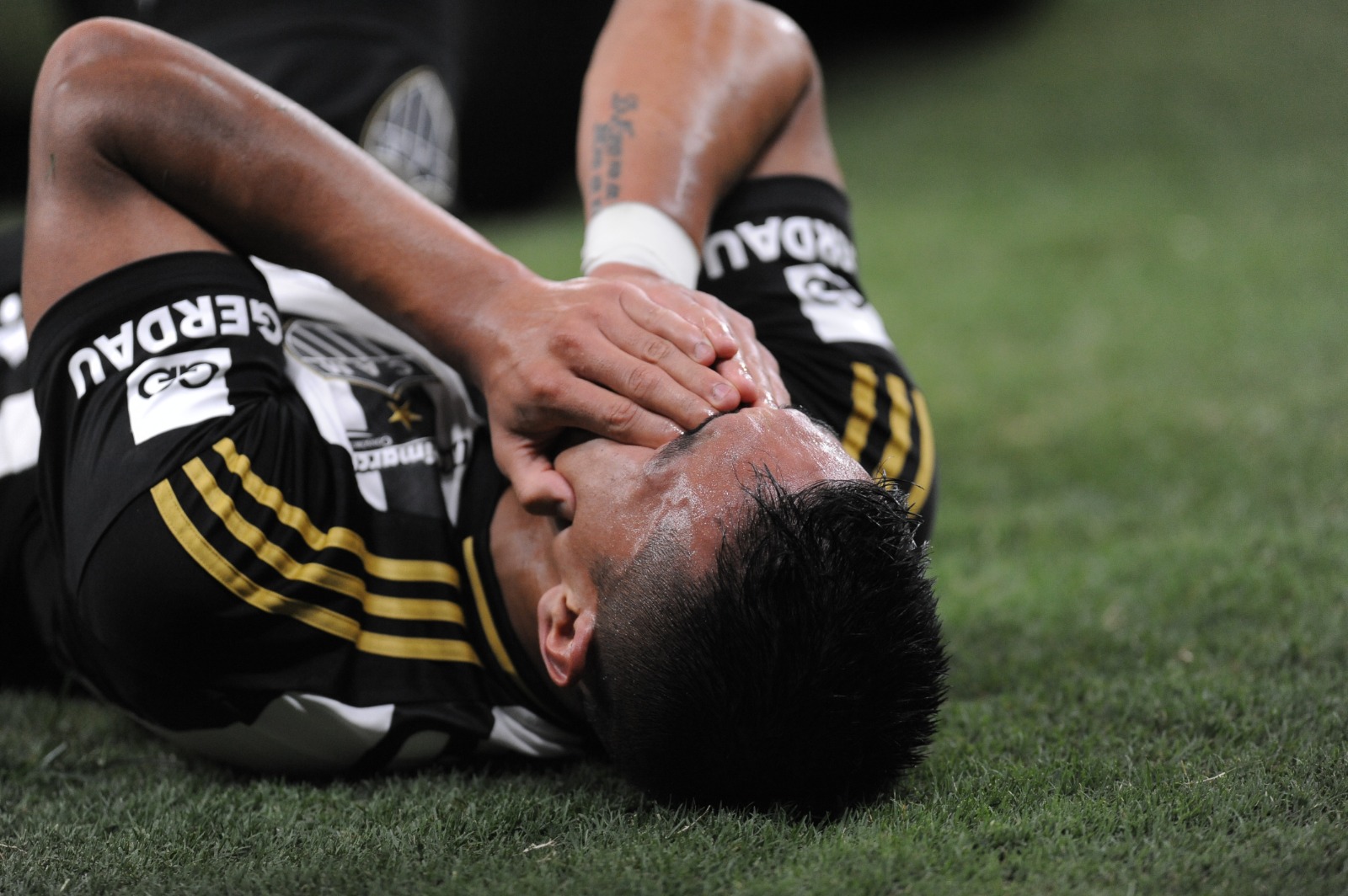 Cuello pode se tornar um dos desfalques do Atlético para o clássico contra o Cruzeiro (foto: Alexandre Guzanshe/EM/D.A Press)