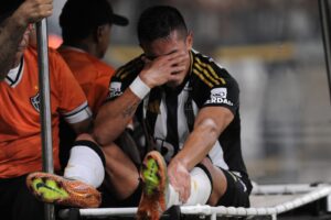 Cuello, atacante do Atlético, deixa gramado do Mineirão aos prantos após sentir dores no tornozelo esquerdo (foto: Alexandre Guzanshe/EM/D.A Press)