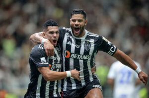 Hulk e Paulinho comemoram gol do Atlético (foto: Pedro Souza / Atlético)