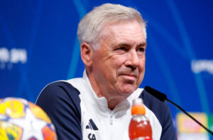 Carlo Ancelotti sorri em entrevista (foto:  Foto: Divulgação / Real Madrid)