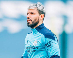 Aguero com a camisa do City (foto:  Foto: Divulgação/Manchester City)