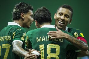 Jogadores do Palmeiras celebram gol (foto: Renato Pizzutto/Ag. Paulistão)