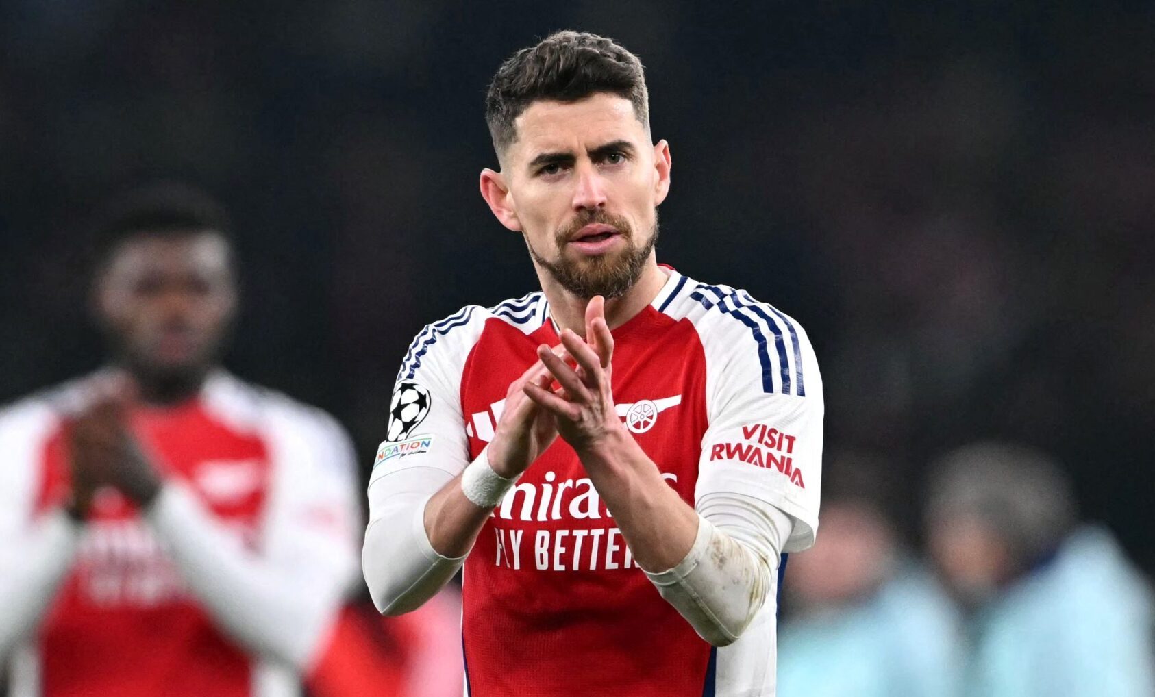 Jorginho, do Arsenal, bate palmas (foto: Justin Tallis/AFP)