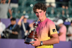 João Fonseca com o troféu do ATP 250 de Buenos Aires (foto: Luis ROBAYO / AFP)