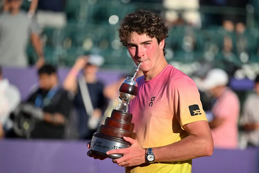 João Fonseca com o troféu do ATP 250 de Buenos Aires (foto: Luis ROBAYO / AFP)