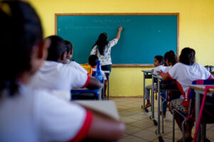 MPMG publica informativo em apoio à comunidade escolar sobre vedação a celulares em escolas