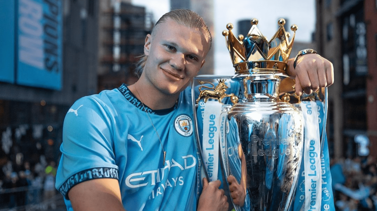 Haaland, atacante do Manchester City, com o troféu da Premier League (foto: Reprodução/Instagram)