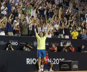 Marcelo Melo com os braços erguidos diante dos torcedores (foto: Fotojump/Divulgação)