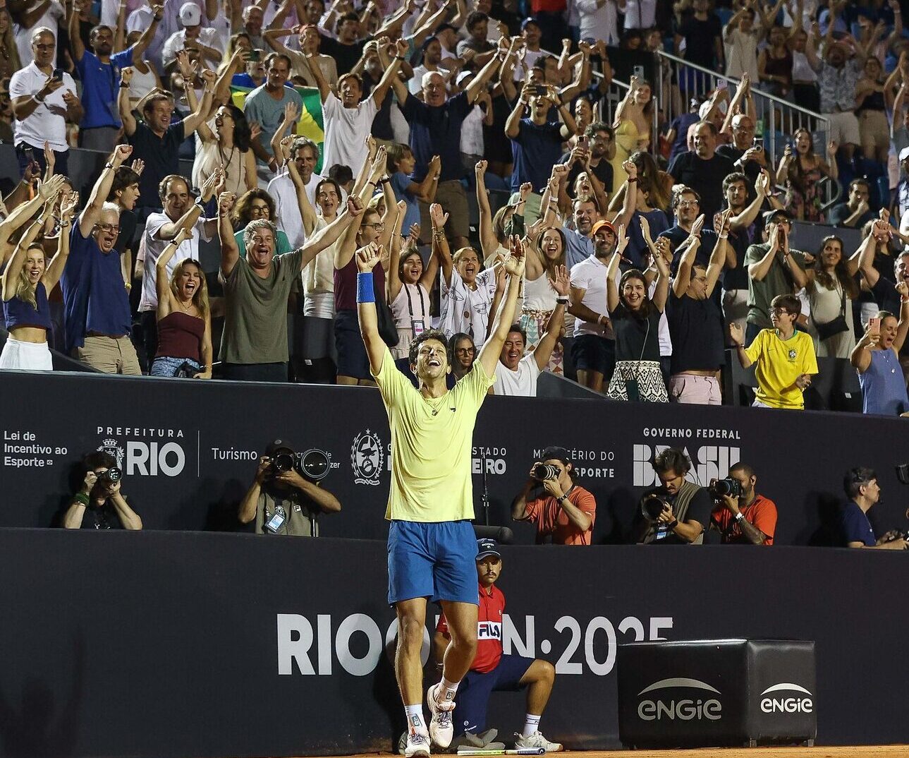 Marcelo Melo com os braços erguidos diante dos torcedores (foto: Fotojump/Divulgação)