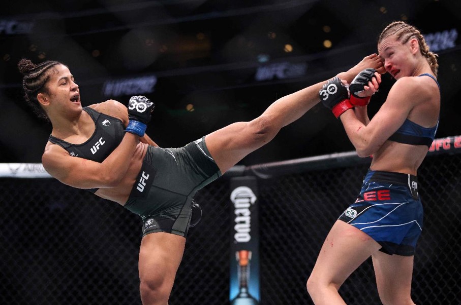 Natália Silva, lutadora do UFC (foto: Photo by Paul Rutherford / GETTY IMAGES NORTH AMERICA / Getty Images via AFP)