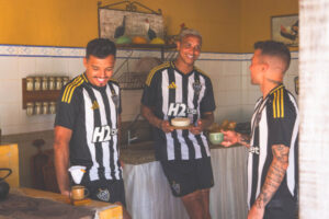 Igor Gomes, Deyverson e Bernard em foto promocional da nova camisa do Atlético (foto: Divulgação)