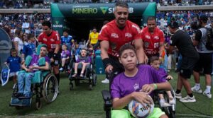 Árbitros e jogadores entram com convidados (foto: Divulgação )