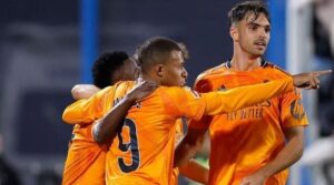 Raúl Asencio e outros jogadores do Real Madrid (foto: Divulgação / redes sociais )