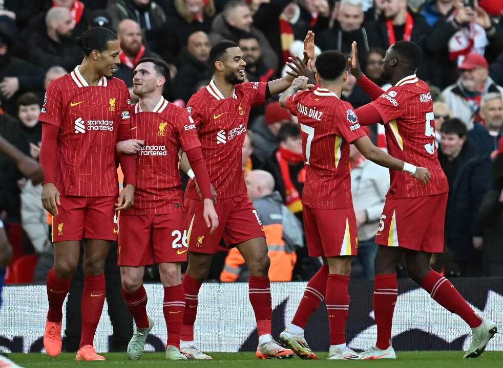 Jogadores do Liverpool comemorando gol (foto: Paul ELLIS / AFP)