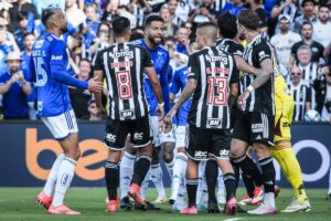 Lance de jogo entre Cruzeiro e Atlético (foto: Gustavo Aleixo / Cruzeiro)