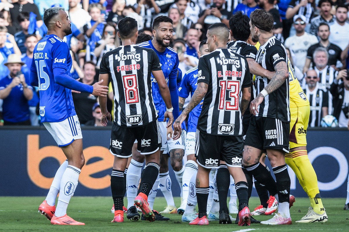 Lance de jogo entre Cruzeiro e Atlético (foto: Gustavo Aleixo / Cruzeiro)