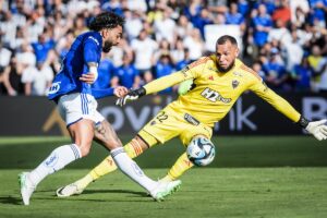 Chute de Gabigol, do Cruzeiro, defendido por Everson, do Atlético, em clássico nos Estados Unidos (foto: Gustavo Aleixo / Cruzeiro)