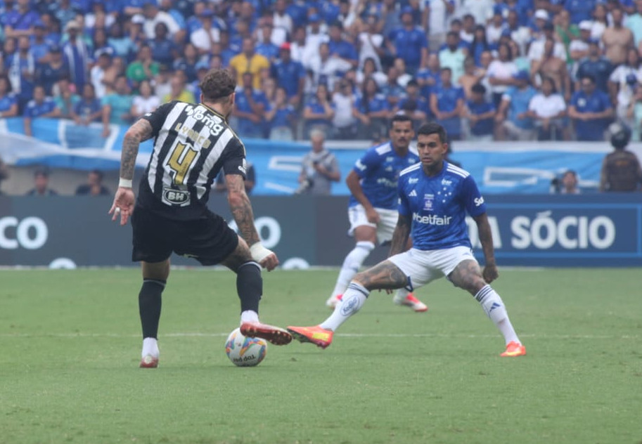 Lyanco e Dudu no clássico entre Cruzeiro e Atlético, pela sétima rodada do Campeonato Mineiro (foto: Alexandre Guzanshe/Em/D.A Press)