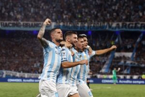 Jogadores do Racing comemoram gol em vitória sobre o Botafogo (foto:  Alejandro PAGNI / AFP)