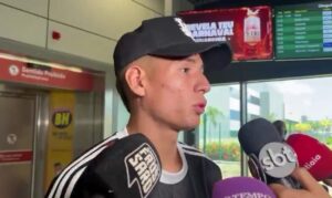 Ivan Román à frente de microfones no aeroporto de Confins (foto: Reprodução de vídeo)