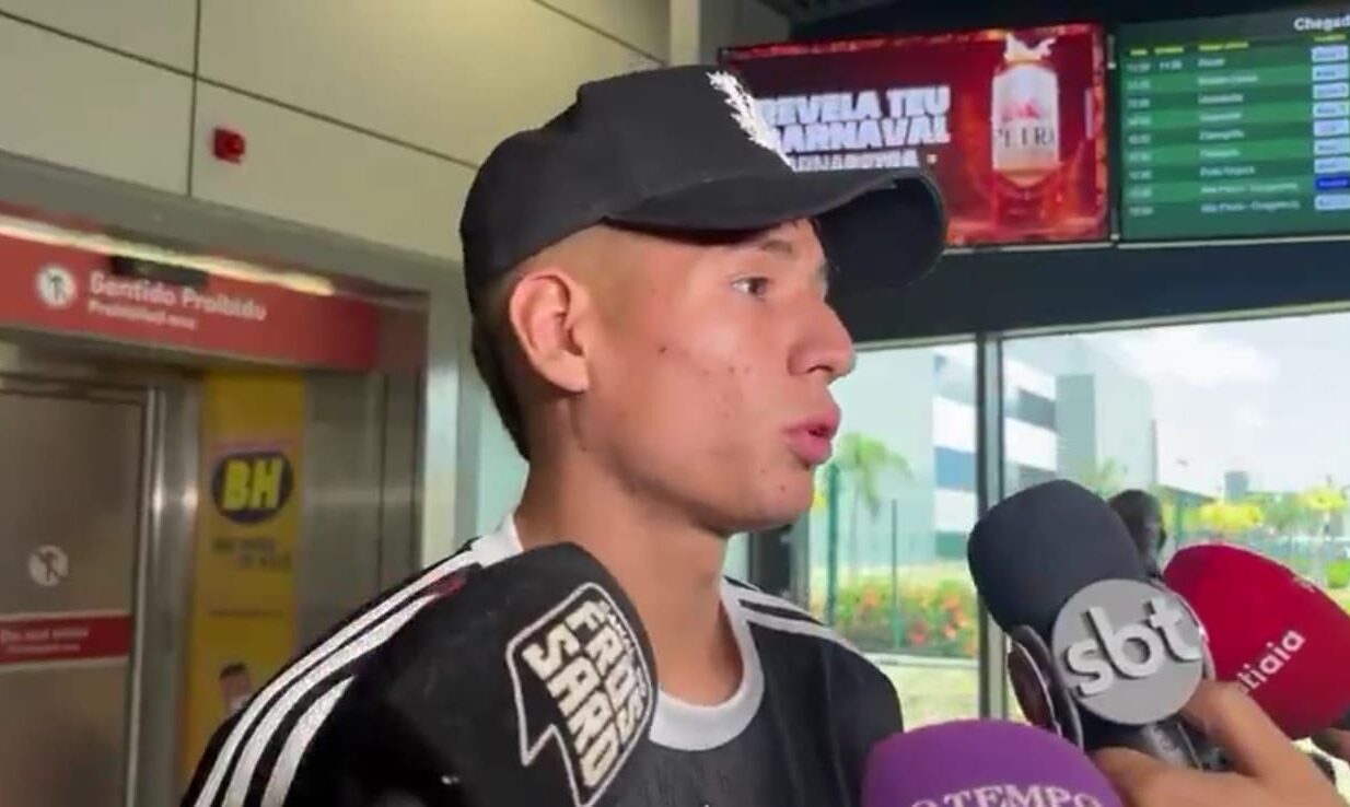 Ivan Román à frente de microfones no aeroporto de Confins (foto: Reprodução de vídeo)