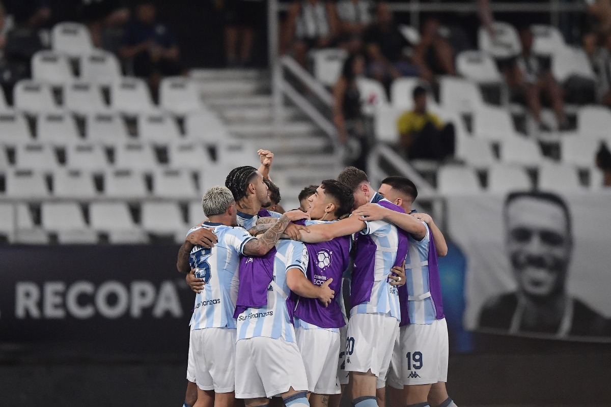 Jogadores do Racing comemoram gol contra o Botafogo na Recopa Sul-Americana (foto: Divulgação / Conmebol)