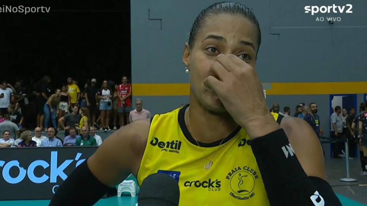 Adenízia leva mão ao rosto após se emocionar com derrota do Praia Clube (foto: Reprodução/Sportv2)