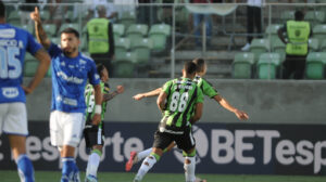 Jogadores do América comemorando gol sobre o Cruzeiro (foto: Alexandre Guzanshe/EM/D.A Press)