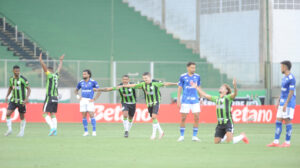 Jogadores do América comemorando gol sobre o Cruzeiro (foto: Alexandre Guzanshe/EM/D.A Press)