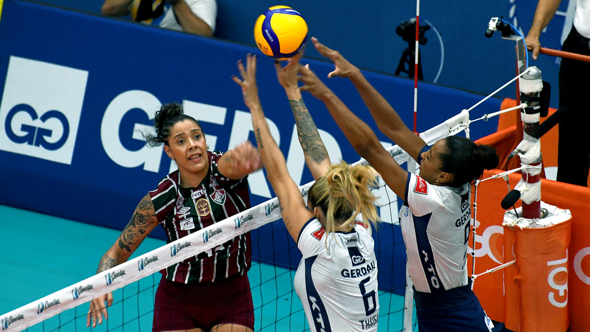 Ariane ataca pelo Fluminense contra bloqueio composto por Thaísa e Kisy, do Minas, em jogo pela Superliga Feminina de Vôlei (foto: Mailson Santana/Fluminense)