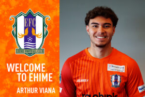 Arthur Viana sorrindo com camisa do Ehime FC (foto: Divulgação/Ehime FC)