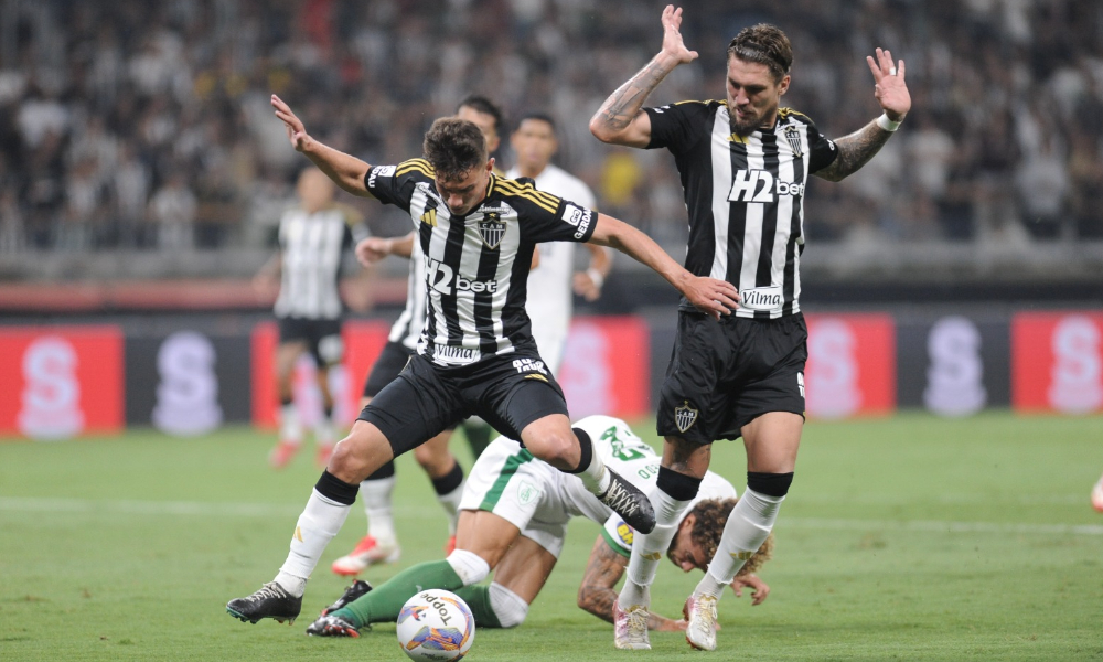 Disputa de bola em clássico entre Atlético e América no Mineirão (foto: Alexandre Guzanshe/EM/D.A Press)