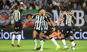 Jogadores do Atlético comemoram gol sobre o Tombense (foto: Leandro Couri/EM/DA.Press)