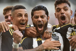 Jogadores do Atlético comemoram gol de Hulk diante do Tombense, pelo Campeonato Mineiro (foto: Ramon Lisboa/EM/D.A Press)