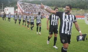 Jogadores do Atlético antes de jogo contra o Villa Nova (foto: Alexandre Guzanshe/EM/DA.Press)