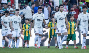 Jogadores do Atlético antes do jogo contra o Tocantinópolis no Estádio João Ribeiro (foto: Pedro Souza/Atlético)