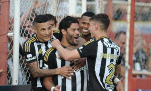 Jogadores do Atlético comemoram gol contra o Villa Nova (foto: Alexandre Guzanshe/EM/DA.Press)