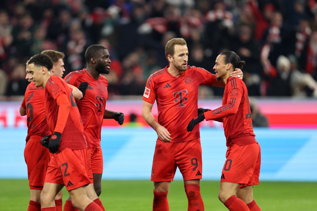 Jogadores do Bayern de Munique comemoram gol, com Harry Kane ao centro (foto: Foto: Alexandra BEIER / AFP)