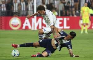 Disputa de bola em Alianza Lima x Boca Juniors (foto: Aldair Mejia/AFP)