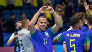 Ferrão, craque do Brasil, comemora vitória sobre a Ucrânia e classificação para a final do Mundial (foto: Leto Ribas/CBF)