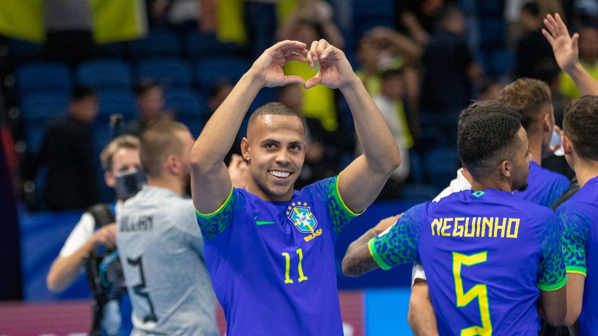 Ferrão, craque do Brasil, comemora vitória sobre a Ucrânia e classificação para a final do Mundial (foto: Leto Ribas/CBF)