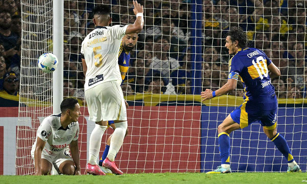 Cavani perdeu gol sem goleiro em Boca x Alianza (foto: JUAN MABROMATA / AFP)