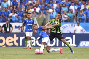 Matheus Pereira e Kauã Diniz, jogadores de Cruzeiro e América, respectivamente, em clássico no Mineirão (foto: Ramon Lisboa/EM/D.A Press)