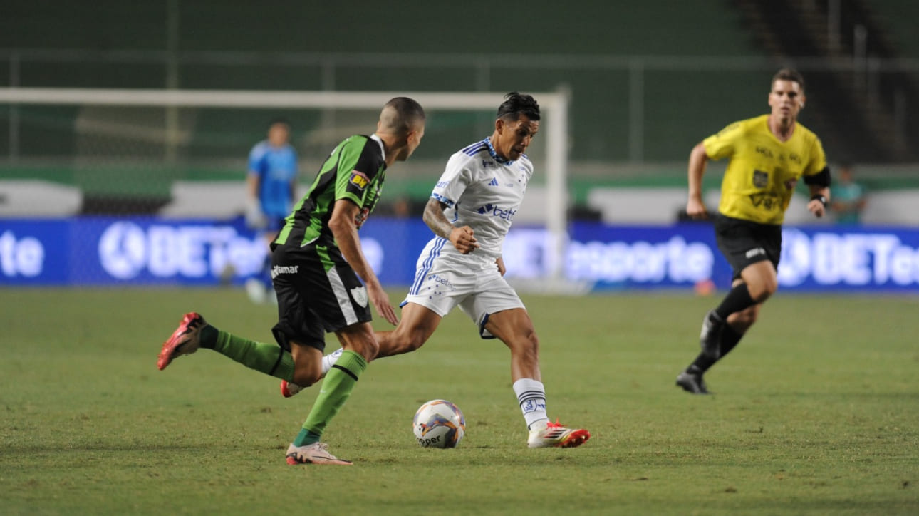 Jogadores de Cruzeiro e América em duelo no Independência (foto: Alexandre Guzanshe/EM/D.A Press)