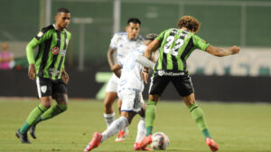 Jogadores de Cruzeiro e América em jogo pelo Mineiro (foto: Alexandre Guzanshe/EM/D.A Press )