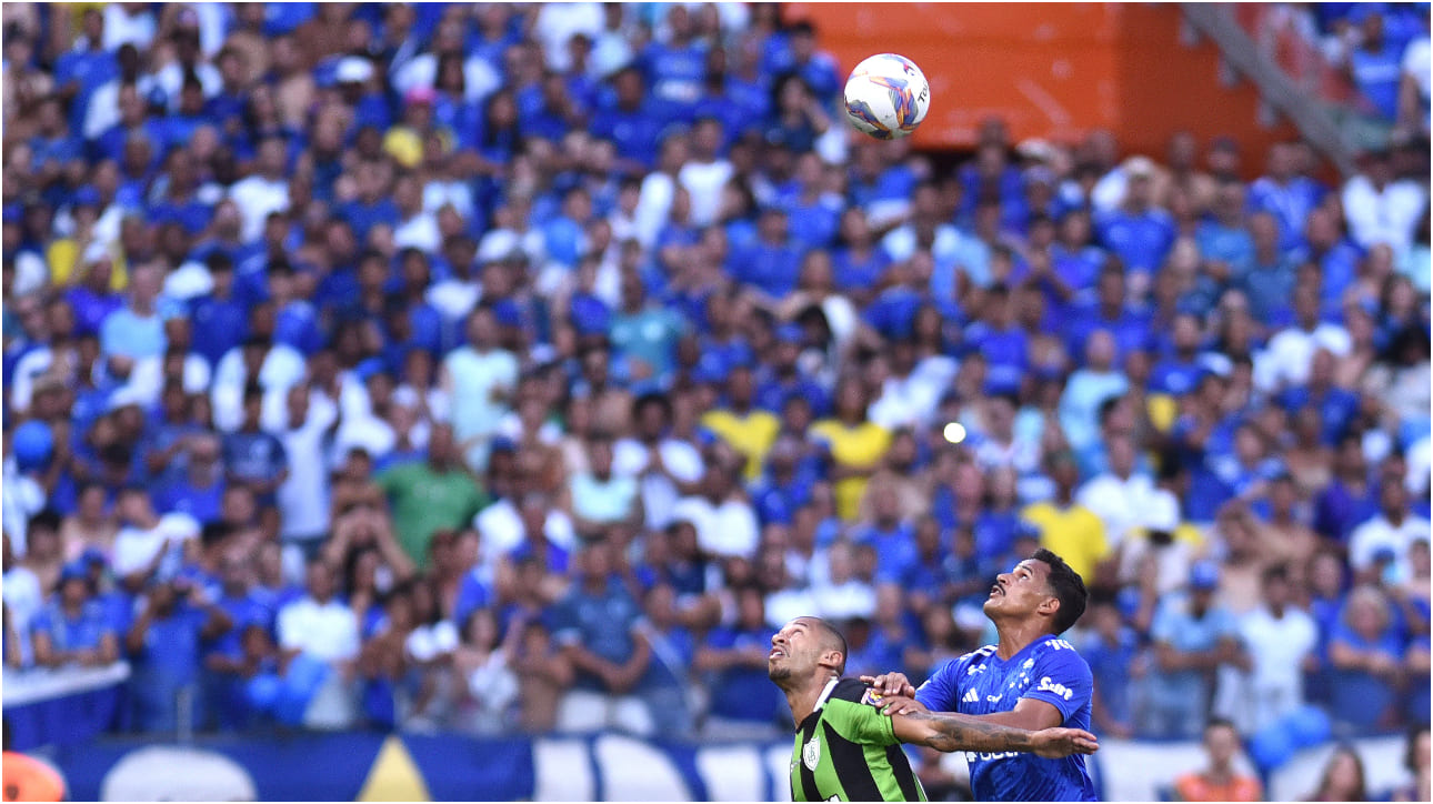 Kaiki, lateral-esquerdo do Cruzeiro, durante partida contra o América (foto: Ramon Lisboa/EM/D.A Press)