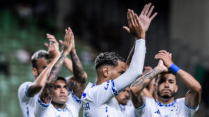 Jogadores do Cruzeiro aplaudindo a torcida antes de clássico com América no Independência (foto: Gustavo Aleixo/Cruzeiro)