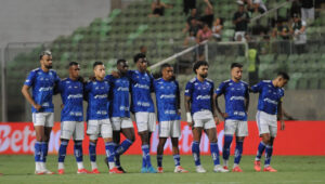 Jogadores do Cruzeiro perfilados para cobrança de pênalti (foto: Alexandre Guzanshe/EM/D.A. Press)