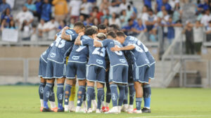 Jogadores do Cruzeiro reunidos no Mineirão (foto: Alexandre Guzanshe/EM/D.A Press)